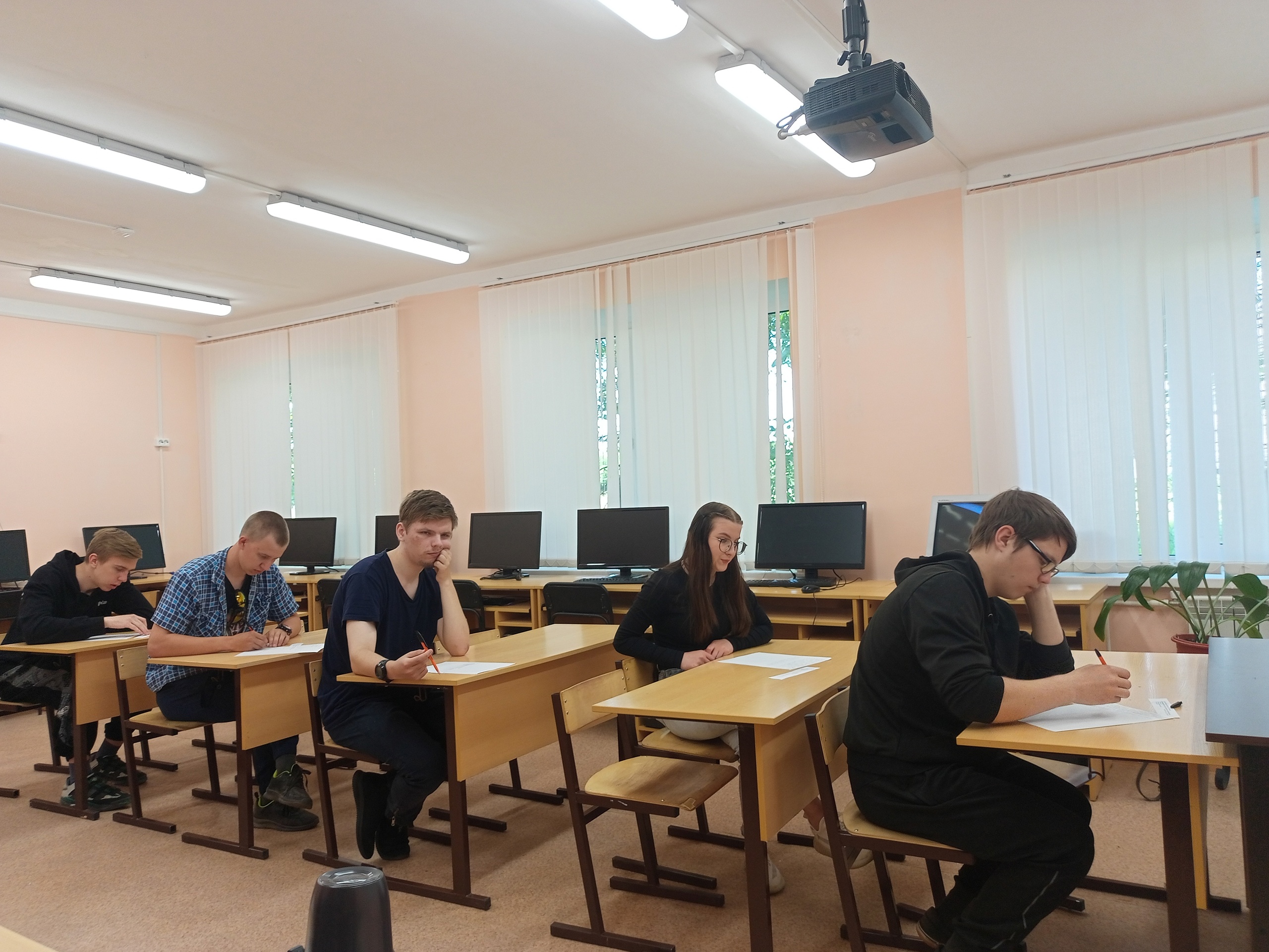 Сотрудники предприятий «ВЛП» продолжают принимать экзамены