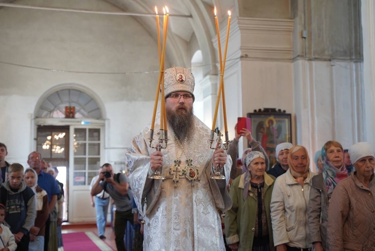 Епископ Череповецкий и Белозерский Игнатий наградил руководителей «ВЛП»