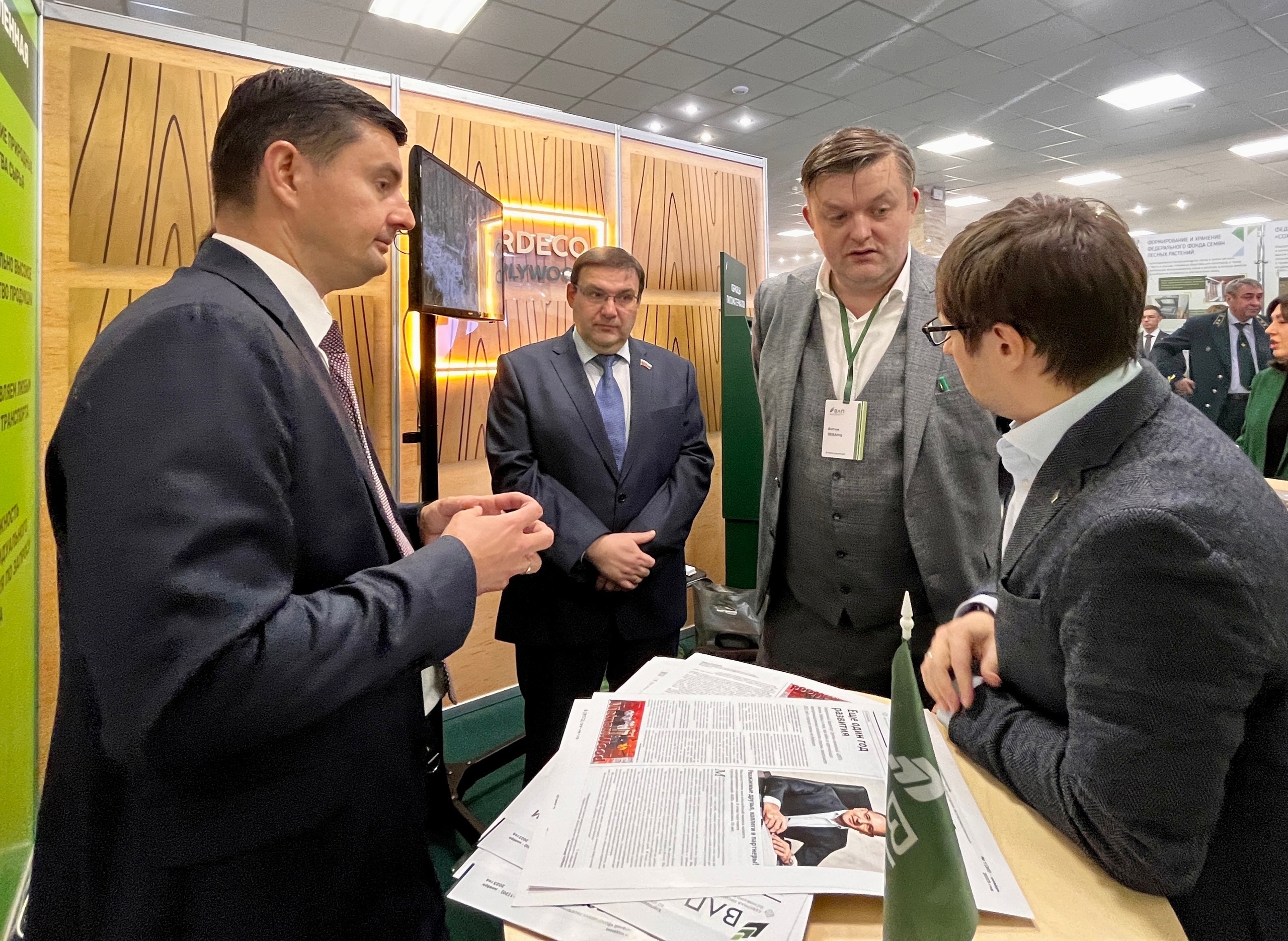 Стенд «ВЛП» на Международном лесном форуме и выставке «Российский лес» посетил генеральный консул Республики Казахстан в Санкт-Петербурге